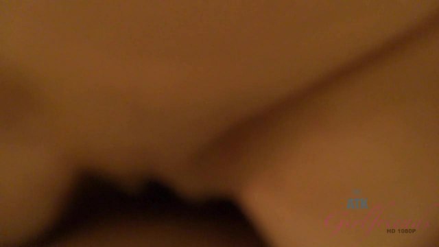 Парень трахнул хрупкую блондинку в вагину с окончанием внутрь