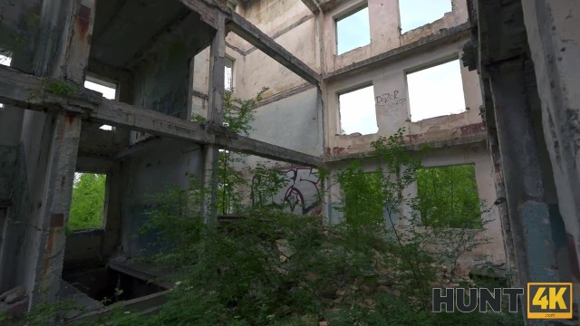 Не просто так он ее в заброшку привел #2